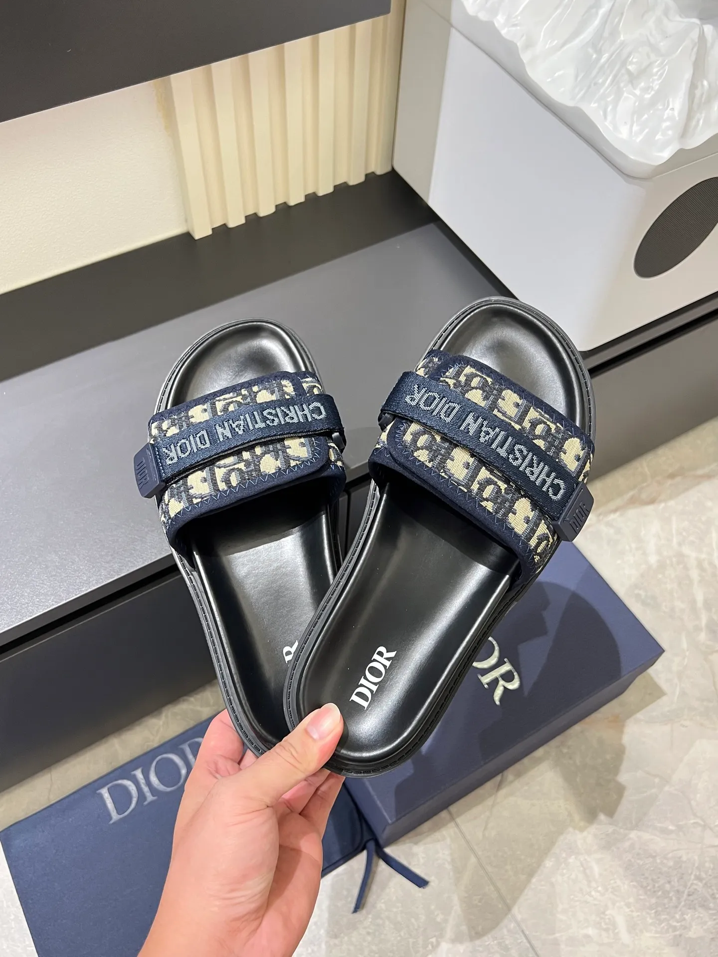 Men's men's shoes 💰p300 Size 38-45 Dior Dior's latest H-Town series Oblique thick sole slippers sandals Original purchase development and production This Dior H-Town sandals pay tribute to the classic logo of sports style and highlight Dior's high-end spirit. Crafted from black rubber with a beige and black Oblique printed upper, it's accentuated with tonal calfskin details. The rubber sole incorporates a variety of elements and is embellished with the Dior logo for a refined, futuristic look. Can be worn with shorts or jeans. Comes with exquisite packaging at the counter 🛍📦 ▪️ Fabric: Original customized imported Oblique embroidery ▪️ Lining: Imported soft sheepskin ▪️ Sole: Original molded ultra-light foam material ▪️ Bottom thickness: 4CM